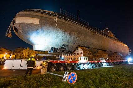 Кронштадт. Транспортировка кормовой части первой советской атомной подводной лодки К-3 `Ленинский комсомол` в музей`Остров фортов`.