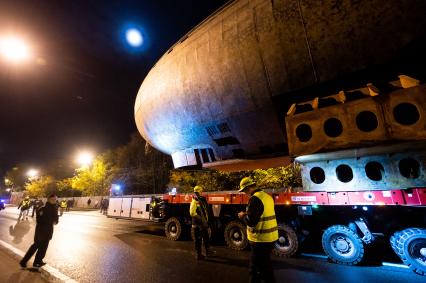 Кронштадт. Транспортировка кормовой части первой советской атомной подводной лодки К-3 `Ленинский комсомол` в музей`Остров фортов`.