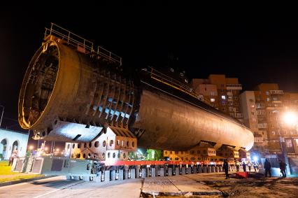 Кронштадт. Транспортировка кормовой части первой советской атомной подводной лодки К-3 `Ленинский комсомол` в музей`Остров фортов`.