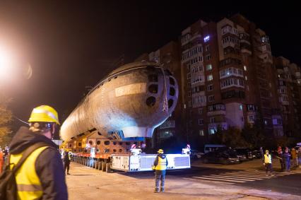 Кронштадт. Транспортировка кормовой части первой советской атомной подводной лодки К-3 `Ленинский комсомол` в музей`Остров фортов`.