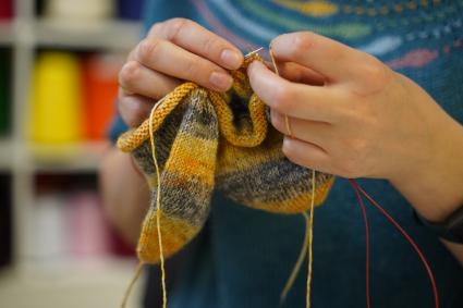 Самара. Жительницы Самары вручную вяжут шерстяные носки для мобилизованных на Донбасс.