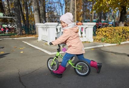 Пермь. Девочка во время прогулки в осеннем парке.