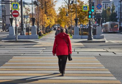 Пермь. Женщина переходит дорогу по пешеходному переходу.