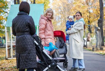 Пермь. Женщины с детьми гуляют в парке.