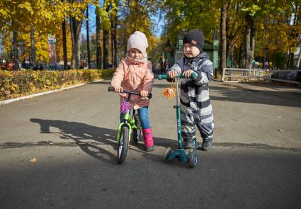 Пермь. Дети во время прогулки в осеннем парке.