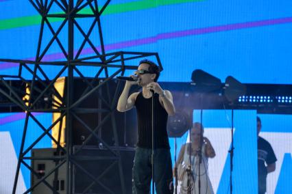 Москва. Блогер, певец Slava Marlow Артем Готлиб выступает на музыкальном фестивале VK Fest 2022 в Парке Горького.