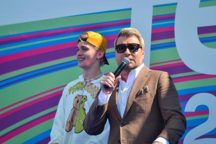 Москва. Блогер, певец Даня Милохин (слева) и певец Николай Басков выступают на музыкальном фестивале VK Fest 2022 в Парке Горького.