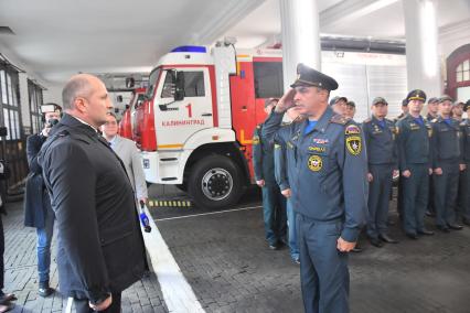 Калининград.  В рамках рабочего визита  глава МЧС России Александр Куренков вручил государственные и ведомственные медали специалистам пожарно-спасательной части №1 по охране Ленинградского района города.