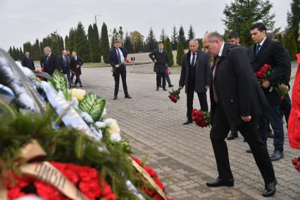 Калининград. Глава МЧС Александр Куренков возложил цветы к могиле бывшего сотрудника МЧС, первого замглавы Херсонской военно-гражданской администрации Героя России Алексея Катериничева на военно-мемориальном кладбище `Курган славы`.