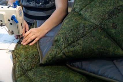 Красноярск. Фабрика по производству домашнего текстиля `Цветные сны` шьет спальники для мобилизованных.