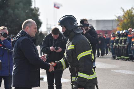 Калининградская область. Министр РФ по делам гражданской обороны, чрезвычайным ситуациям и ликвидации последствий стихийных бедствий (МЧС) Александр Куренко (слева) после масштабных учений МЧС России в рамках Совместной коллегии стран-лидеров СНГ.