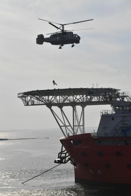 Калининградская область. Вертолет КА-32 во время масштабных учений МЧС России в рамках Совместной коллегии стран-лидеров СНГ.