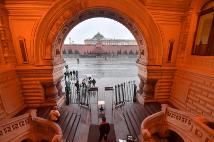 Москва.   Вид на Красную площадь во время дождя.