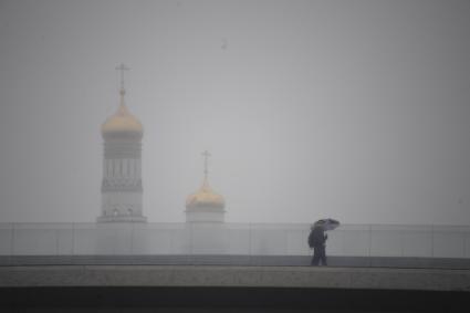 Москва. Прохожие на Парящем мосту во время дождя.