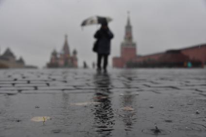 Москва.   Вид на Красную площадь во время дождя.