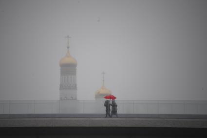 Москва. Прохожие на Парящем мосту во время дождя.