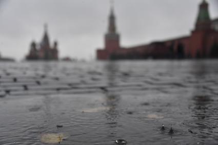 Москва. Вид на Красную площадь во время дождя.