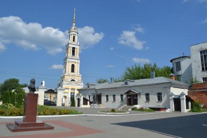 Московская область. г.Коломна. Памятник писателю И.И.Лажечникову на территории Коломенского Кремля.