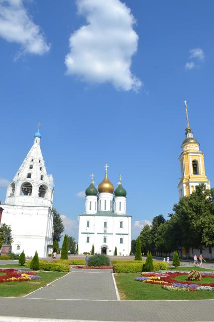 Московская область. г.Коломна. Успенский собор и колокольня (слева) на Соборной площади Коломенского Кремля.