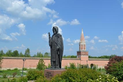 Московская область. г.Коломна. Богоявленский Старо-Голутвин мужской монастырь. Памятник Сергию Радонежскому.