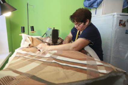 Барнаул. Швея-волонтер шьет спальные мешки для мобилизованных. Президент РФ 21 сентября подписал указ о проведении в стране частичной мобилизации