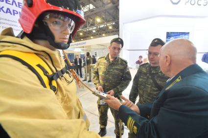 Московская область. Красногорск. Посетители на XXVI Международной выставке средств обеспечения безопасности государства `Интерполитех-2022` в МВЦ `КрокусЭкспо`.