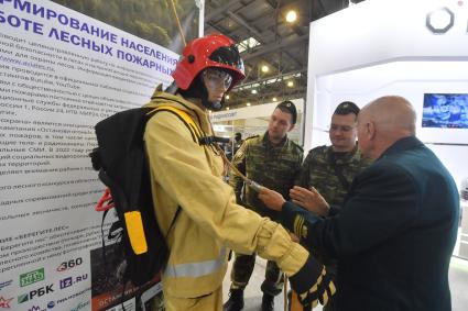 Московская область. Красногорск. Посетители на XXVI Международной выставке средств обеспечения безопасности государства `Интерполитех-2022` в МВЦ `КрокусЭкспо`.