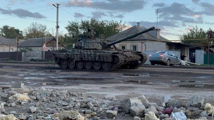 Луганская область. Сватовское направление. Российский танк с надписью `С Богом`.