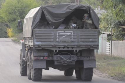 Луганская область. Сватовское направление. Российские военнослужащие едут в грузовике.