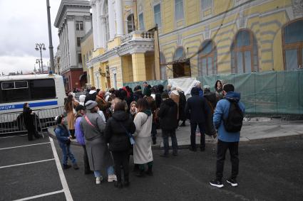 Москва. Очередь за билетами в кассу Большого театра в день начала предварительной продажи билетов на представления балета `Щелкунчик`.