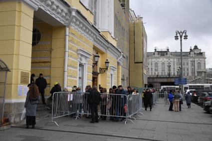 Москва. Очередь за билетами в кассу Большого театра в день начала предварительной продажи билетов на представления балета `Щелкунчик`.