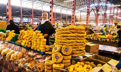 Киргизия. г.Бишкек. Продажа национальных сладостей на продуктовом рынке.