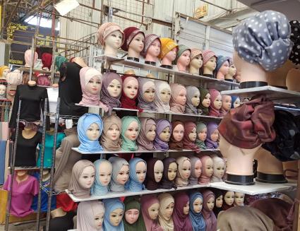 Киргизия. г.Бишкек. Продажа хиджабов на вещевом рынке.