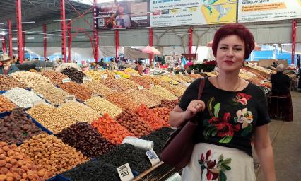 Киргизия. г.Бишкек. Специальный корреспондент КП Дарья Асламова  на местном рынке.