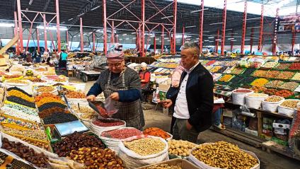 Киргизия. г.Бишкек. Продажа сухофруктов и орехов на продуктовом рынке.