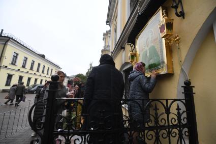 Москва. Прихожане у иконы Святой Матроны Московской на территории Покровского женского монастыря.