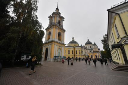 Москва. Колокольня и Храм Покрова Пресвятой Богородицы на территории Покровского женского монастыря.