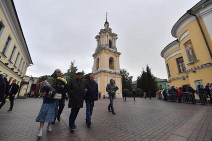 Москва. Депутат Госдумы, советник мэра и патриарха по строительству Владимир Ресин и политический обозреватель КП Александр Гамов (второй справа) во время посещения Покровского женского монастыря.