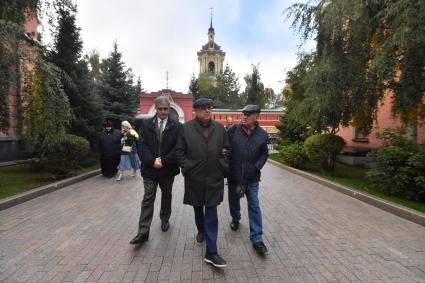 Москва. Депутат Госдумы, советник мэра и патриарха по строительству Владимир Ресин и политический обозреватель КП Александр Гамов (справа) во время посещения Покровского женского монастыря.