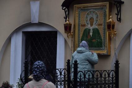 Москва. Прихожане у иконы Святой Матроны Московской на территории Покровского женского монастыря.