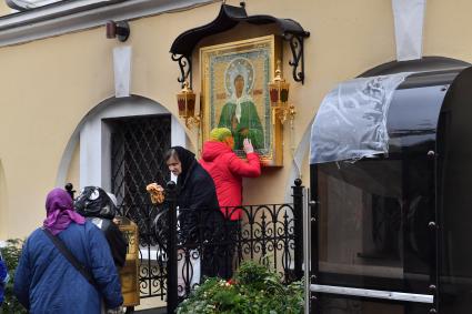 Москва. Прихожане у иконы Святой Матроны Московской на территории Покровского женского монастыря.