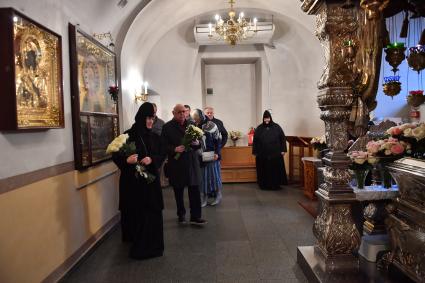 Москва. Депутат Госдумы, советник мэра и патриарха по строительству Владимир Ресин и политический обозреватель КП Александр Гамов (справа) возлагает цветы к мощам Святой Матроны Московской во время посещения Покровского женского монастыря.