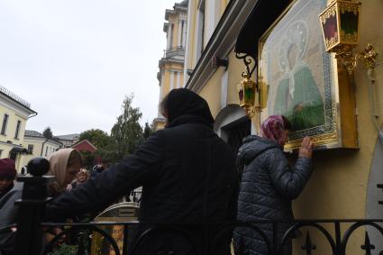 Москва. Прихожане у иконы Святой Матроны Московской на территории Покровского женского монастыря.