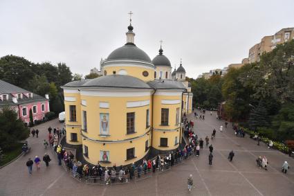 Москва. Храм Покрова Пресвятой Богородицы на территории Покровского женского монастыря. Прихожане стоят в очереди у мощам Святой Матроны Московской.