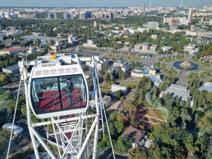 Москва. Вид на город с колеса обозрения `Солнце Москвы` на ВДНХ.