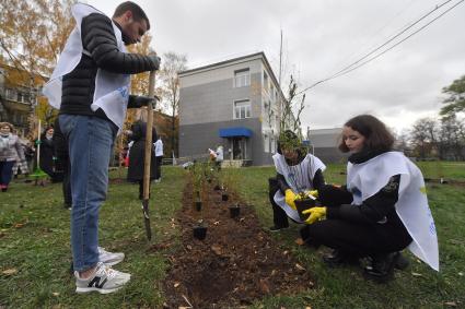 Московская область. г.Химки. Аллею Ангелов высадили в ГБПОУ МО `Колледж`Подмосковье` в память о погибших детях Донбасса. Церемония посадки деревьев прошла в рамках Всероссийская акция `Посвящение ангелам. Свидетели правды`.