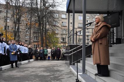 Московская область. г.Химки. Аллею Ангелов высадили в ГБПОУ МО `Колледж`Подмосковье` в память о погибших детях Донбасса. Директор `Питомника Савватеевых` Ирина Савватеева на церемонии посадки деревьев, прошедшей в рамках Всероссийская акция `Посвящение ангелам. Свидетели правды`.