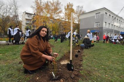 Московская область. г.Химки. Аллею Ангелов высадили в ГБПОУ МО `Колледж`Подмосковье` в память о погибших детях Донбасса. Церемония посадки деревьев прошла в рамках Всероссийская акция `Посвящение ангелам. Свидетели правды`.