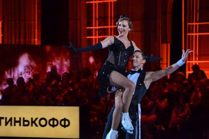 Москва. Певица Натальи Подольской и фигурист Дмитрия Соловьева на съемках нового сезона шоу `Ледниковый период`в Лужниках.