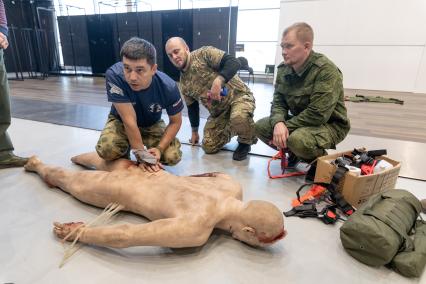 Москва. Инструктор учебного центра тактической медицины Ян Махно во время проведения курса по оказанию доврачебной помощи.